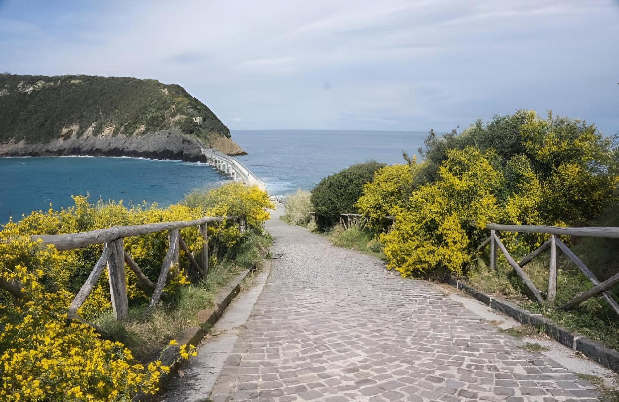 Mezza Torre B&B Прочида Екстер'єр фото